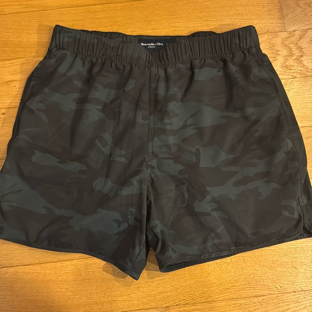 Men’s dark camo gym short sleeve button Abercrombie size small